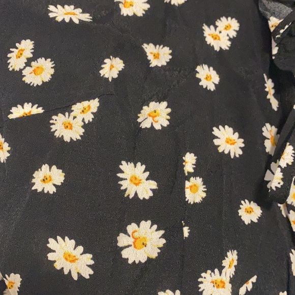 SOLD Daisy patterned Forever 21 floral long sleeve Blouse size Large - Picture 3 of 7